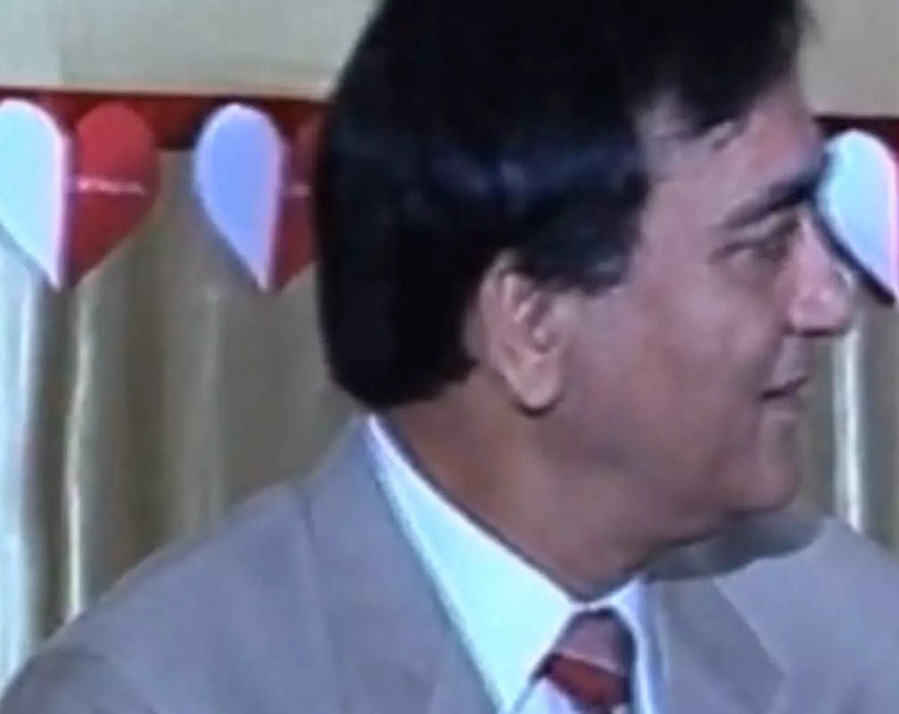
Flashback video: Mehmood, Rishi Kapoor, Sunil Dutt, Dharmendra and others at a party
