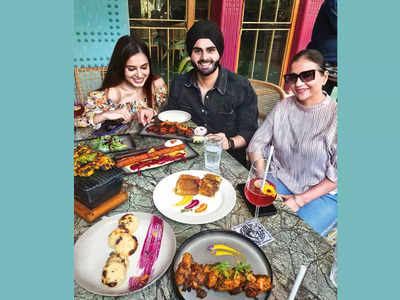 Enjoying 1522 Bar & Kitchen with fab foodie blind date family — Payal, Sanjyot and Leena Keer 