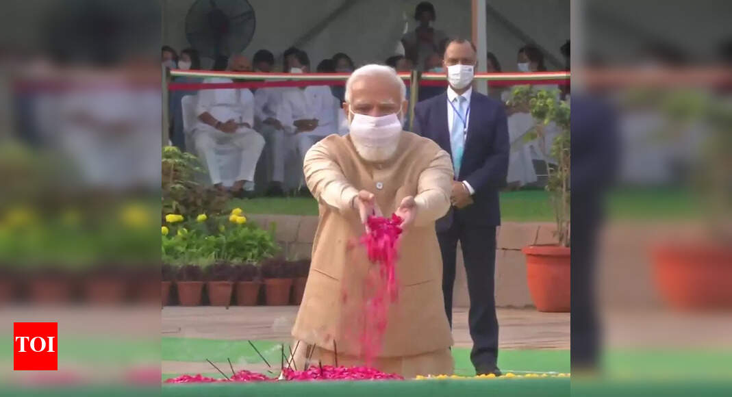 Live: PM pays tribute to Gandhi at Raj Ghat