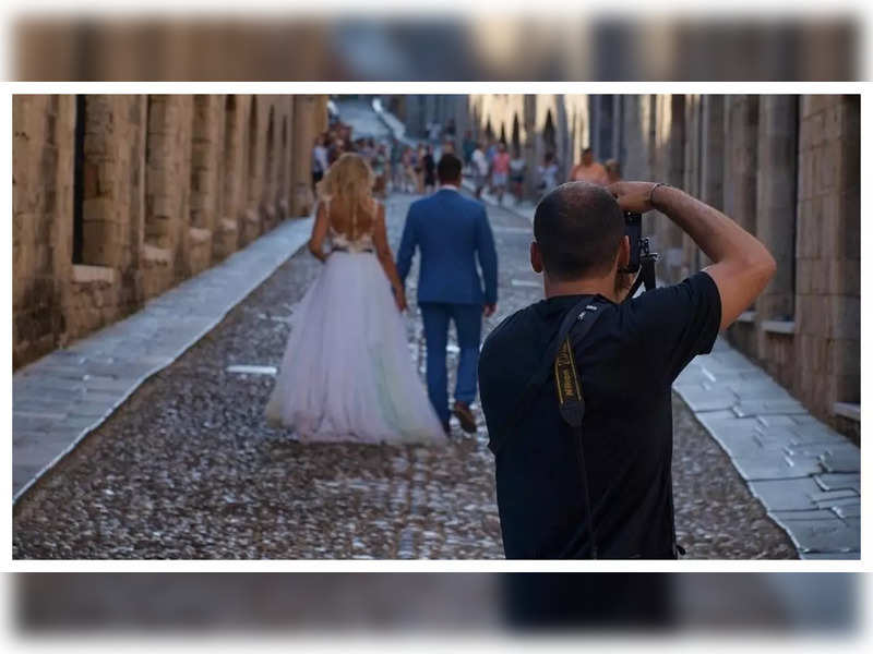 hungry photographer deletes all photos of couple after being denied food at wedding on wedding photographer deleted photos after being denied food