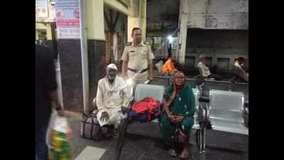 Cops help elderly Washim couple lost in city get back home