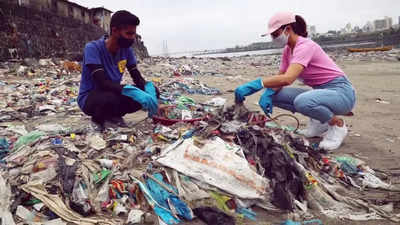 Jacqueline Fernandez takes up the initiative of beach cleaning