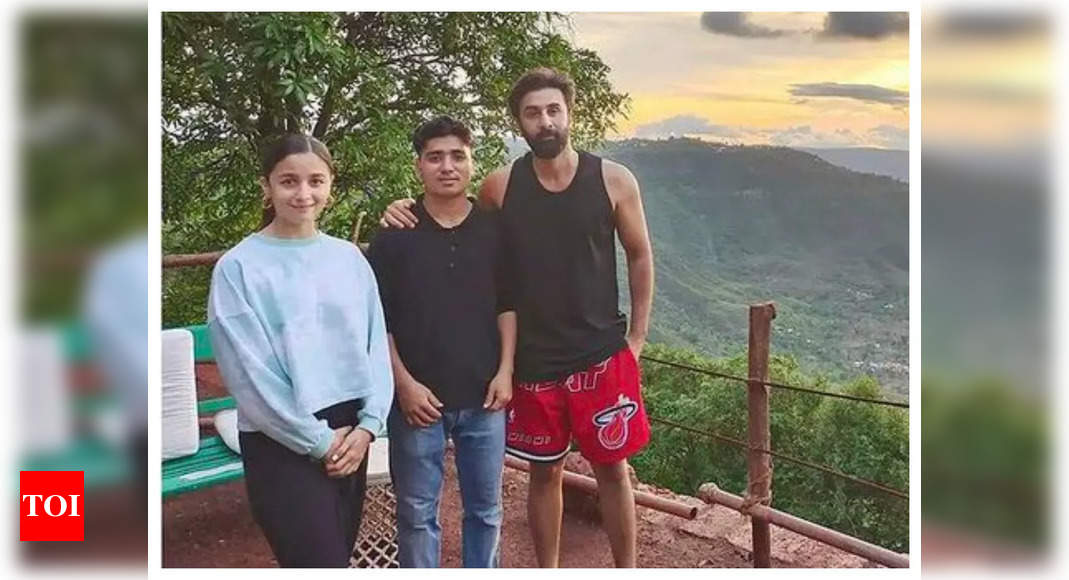 This UNSEEN Picture Of Alia Bhatt And Ranbir Kapoor Posing With A Fan ...