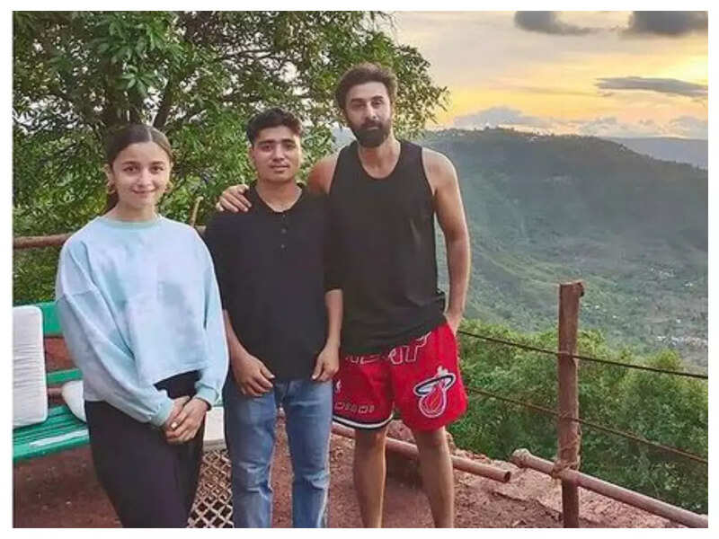 This UNSEEN picture of Alia Bhatt and Ranbir Kapoor posing with a fan during their Panchgani trip is simply unmissable