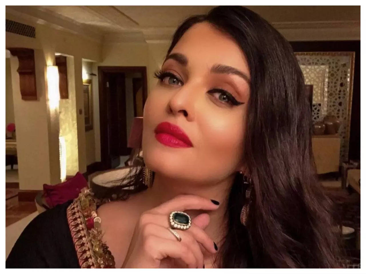 Aishwarya Rai Bachchan bewitches in black as she attends an event in Dubai - See pics Hindi Movie News picture