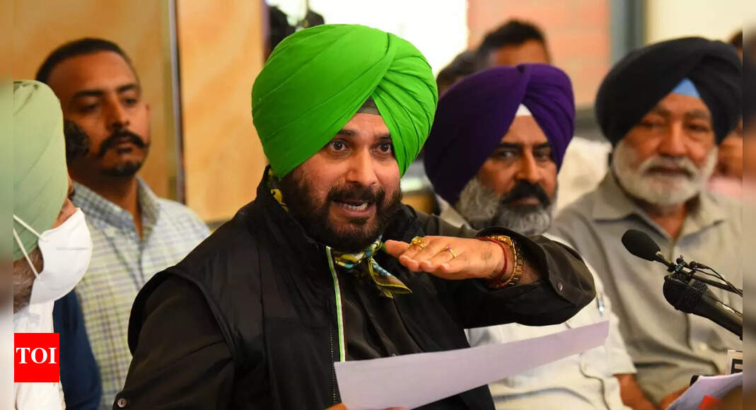 Priyanka Gandhi’s ‘unlawful detention’ clear violation of fundamental rights, says Navjot Sidhu