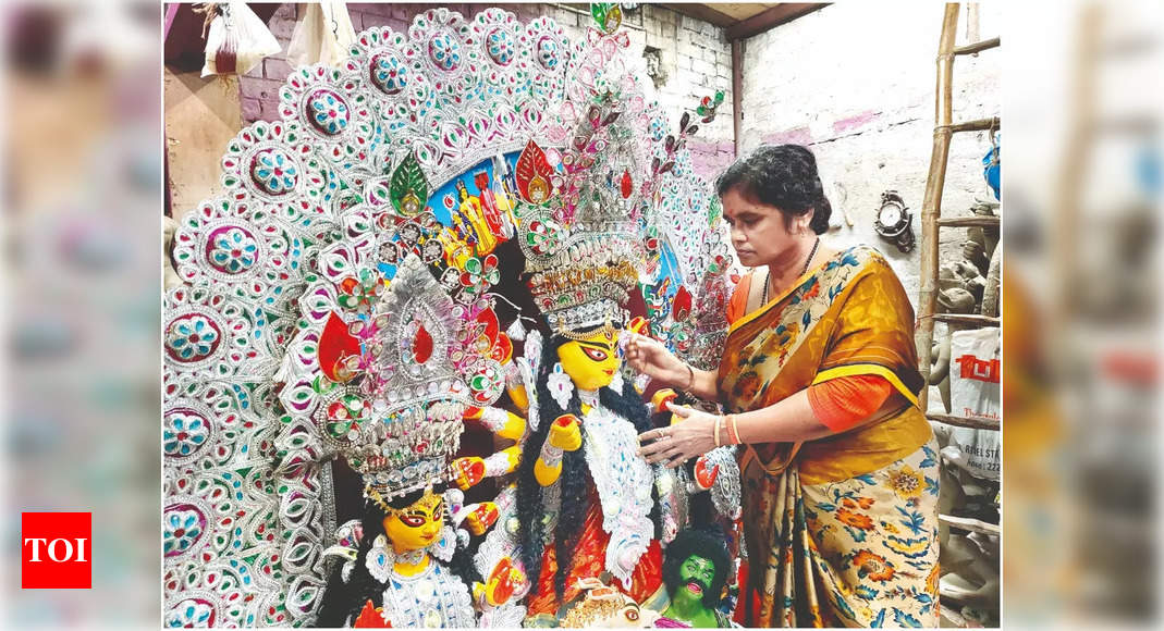This Durga Puja Mumbai Pandal Gets A Woman To Create Maa Durgas Idol