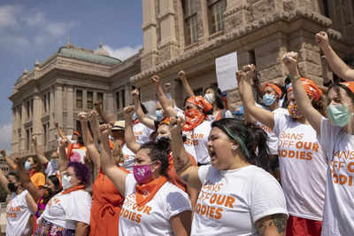 US judge temporarily blocks restrictive Texas abortion law