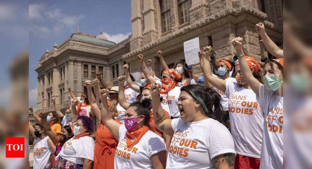 US judge temporarily blocks restrictive Texas abortion law