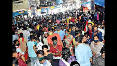 Kolkata: Shoppers & early pandal-hoppers slow down traffic, 4,000 cops to be on streets from Tritiya