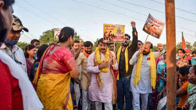 Delhi: Manoj Tiwari starts 'Chhath Yatra', aims to get ban revoked
