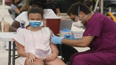 Covid: Italy hits target of fully vaccinating 80% of people over-12s ...