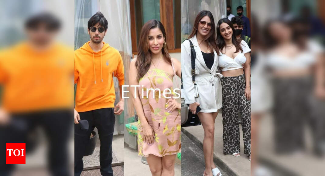 Siddharth Malhotra, Sophie Chaudhry dan lainnya terlihat di luar sebuah restoran Mumbai menghadiri pesta ulang tahun Rakul Preet Singh |  berita film hindi