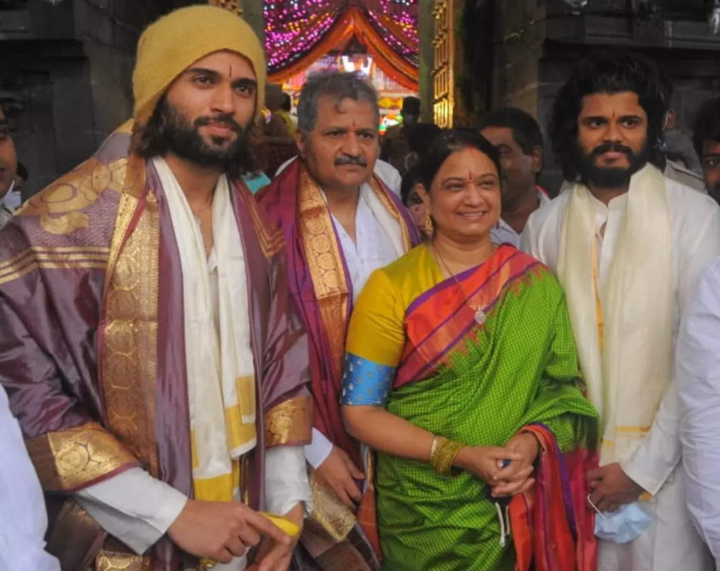 
Watch: Vijay Deverakonda heads to Tirupati with his family
