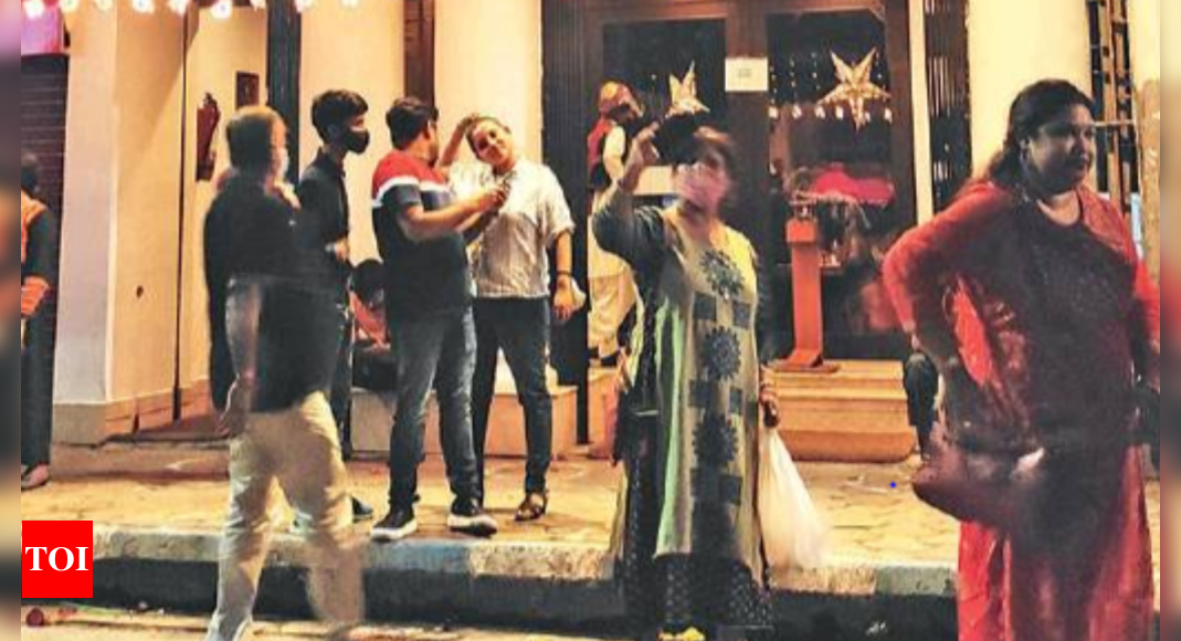 Kolkata: Rush at bars after business-hour extension