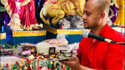 Kolkata's techie most sought-after priest for Durga Puja in United Kingdom