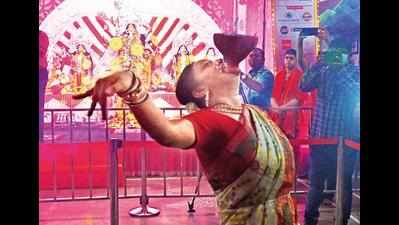 Mumbai: Durga Puja pandals follow Covid rules amid festivity