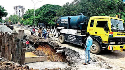 Chennai: EVR Salai dug up, traffic disrupted | Chennai News - Times of