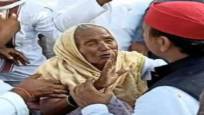 Uttar Pradesh: Akhilesh Yadav seeks blessings of Phoolan Devi’s mother in Kalpi