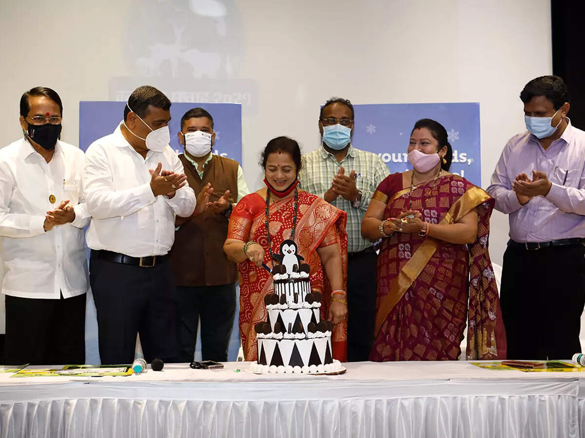 Baby Penguin Oreo S Birthday Bash The Chick Gets His Own Oreo Cake Times Of India
