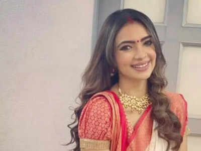 Dussehra 2021: Kumkum Bhagya actress Pooja Banerjee performs puja of her car and shares pictures with family
