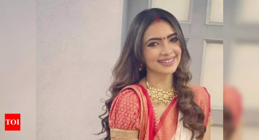 Dussehra 2021 Kumkum Bhagya actress Pooja Banerjee performs puja