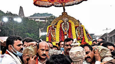Vijayawada: Over 2 lakh Bhavani devotees throng Kanaka Durga temple