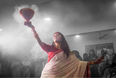 Paoli Dam wraps up her Durga Puja celebration with dhunuchi naach