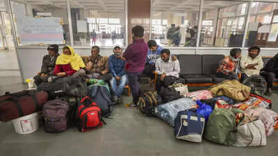 Thousands of migrant workers in Kashmir moved to secure locations, hundreds flee