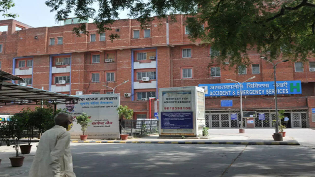 दिल्ली के लोक नायक जय प्रकाश LNJP अस्पताल में शॉर्ट सर्किट के कारण आग, कोई हताहत नहीं