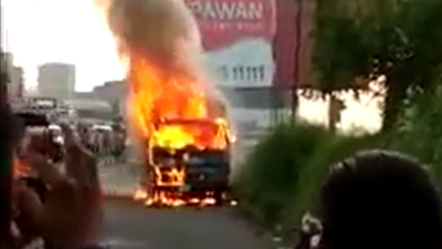 Thane: Police van catches fire on Kalyan-Shilphata road