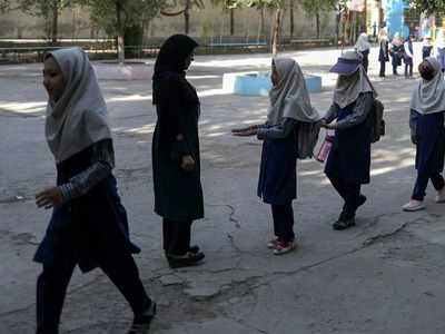 Pakistan allows a thousand Afghan students to cross Torkham border