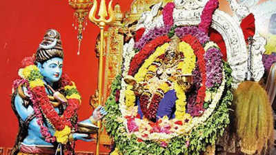 Vijayawada: Crowds at Kanaka Durga temple surpass expectations | Vijayawada  News - Times of India