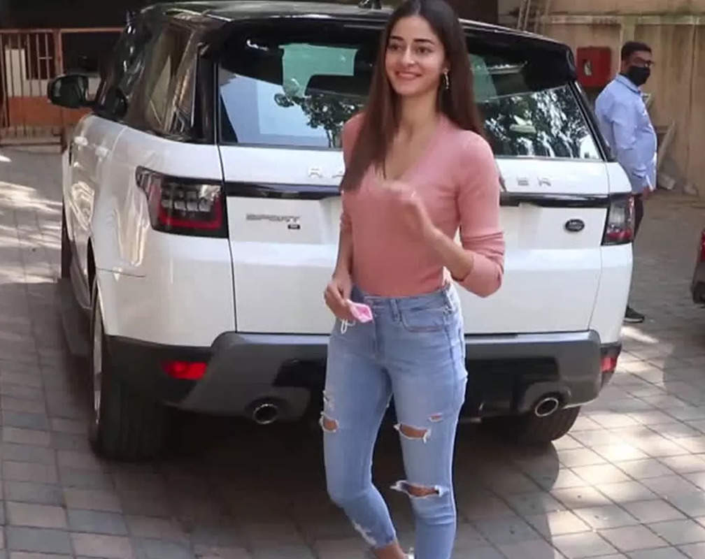 
Ananya Panday, Bhumi Pednekar and other Bollywood divas get papped in Mumbai
