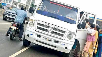Coimbatore: Police van stops for Pollachi accused to interact with kin