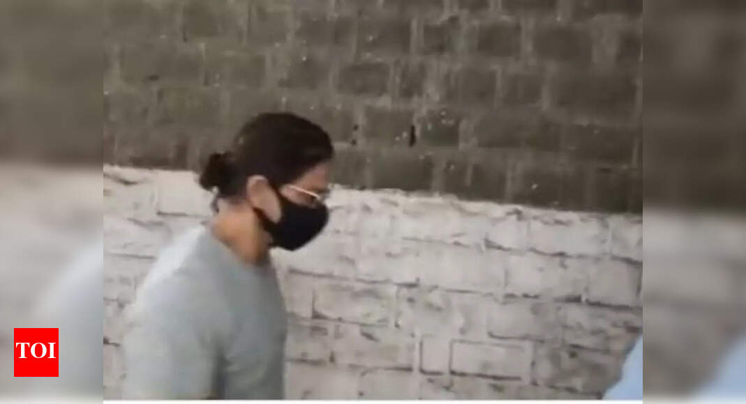 Shah Rukh Khan meets his son Aryan Khan in Mumbai jail