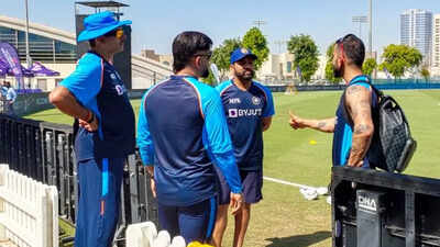 Mentors can't do much, it's players who have to perform in middle: Gavaskar on Dhoni impact