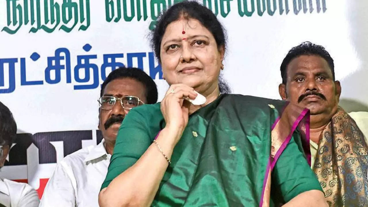 Sasikala: Tamil Nadu: Expelled AIADMK leader V K Sasikala to test run her  support base | Chennai News - Times of India