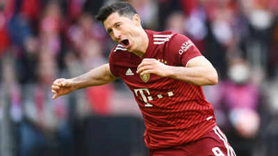 Bundesliga: Lewandowski scores to keep Bayern Munich top