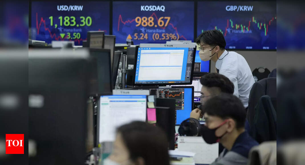 Asian shares steady, dollar weak as traders await earnings - Times of India