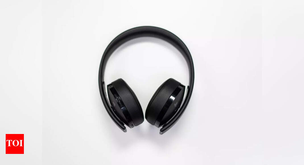 Noise cancelling headphones for a disturbance free music