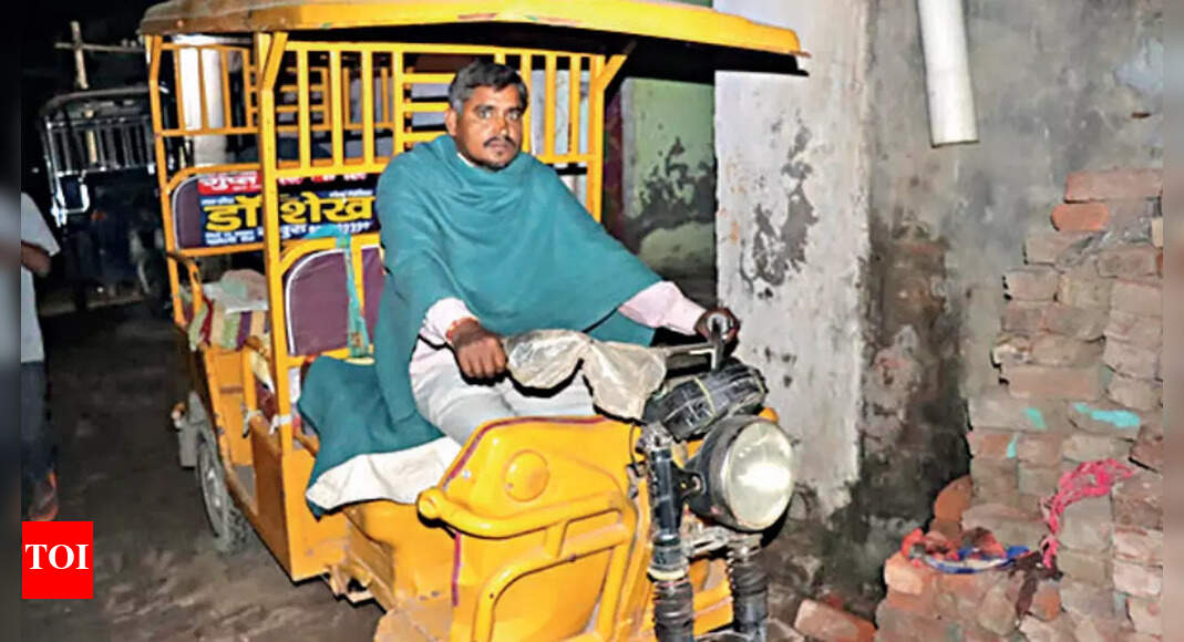 Mathura e-rickshaw driver gets Rs 3.47 crore tax notice | Agra News ...