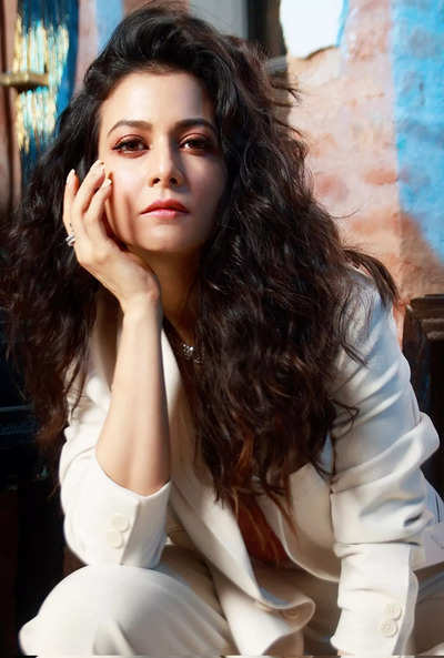 Koel Mallick gives major boss lady vibes as she suits up in style, check it out