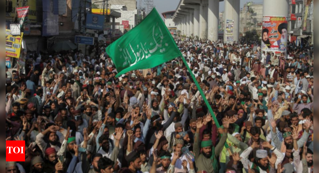 Pakistan: 8 dead as Islamists clash with police; Rangers deployed in Punjab