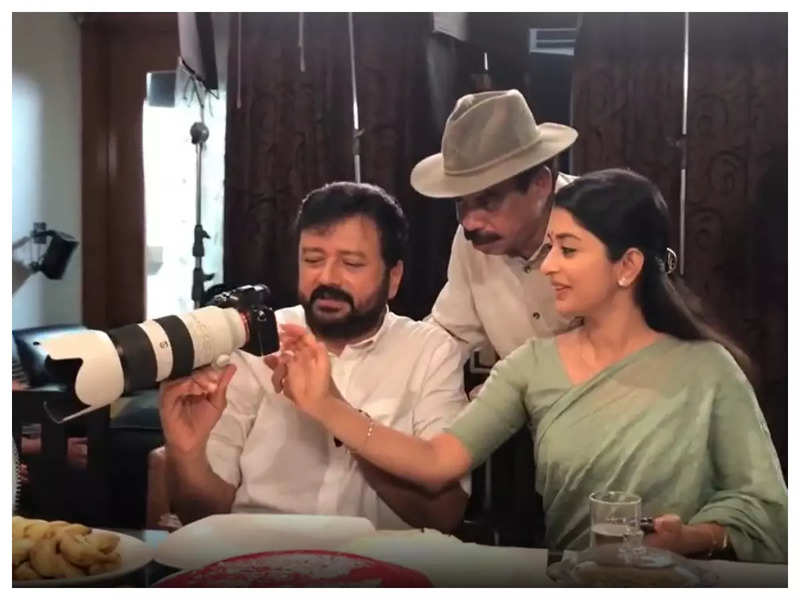 Watch: Jayaram and Meera Jasmine shooting for Sathyan Anthikad film