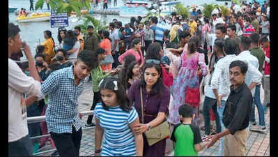 Bhopal: High on festive spirit, people throw Covid caution to wind