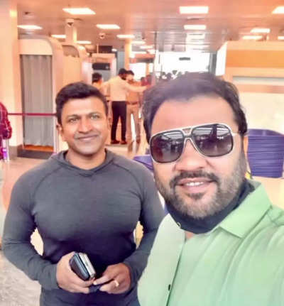 Kirtidan Gadhvi shares his throwback picture with the late Sandalwood superstar Puneeth Rajkumar - Exclusive!