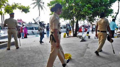 Mumbai: Police rush in to control stargazing crowds milling around jail, Mannat