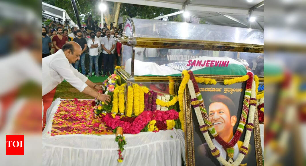 Puneeth Rajkumar's final rites performed at Kanteerava Studio with full ...
