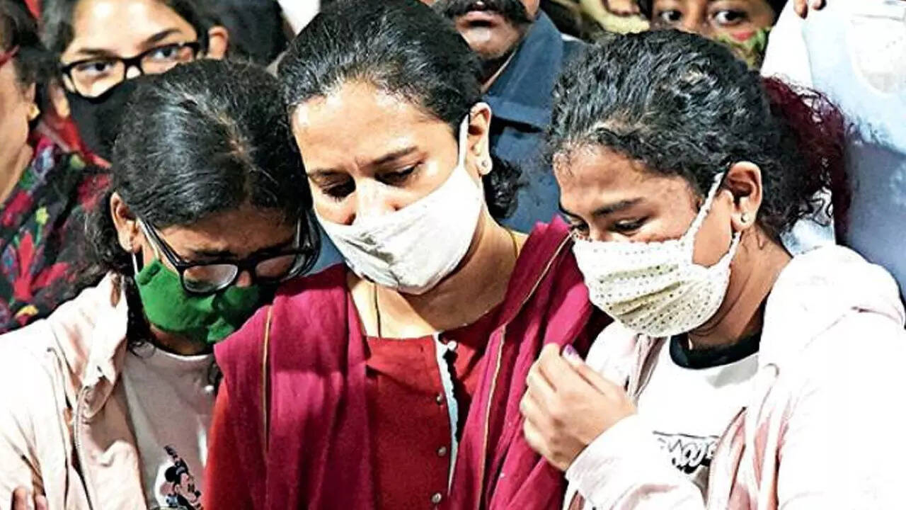 Drithi Rajkumar: Grief-stricken daughter touches down for last rites |  Bengaluru News - Times of India